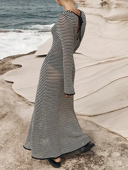 Женское элегантное трикотажное платье в полоску с вырезами - Стильная пляжная одежда с круглым вырезом и длинным рукавом для лета - Идеально