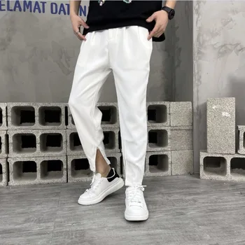 Весна и лето 2023, модный тренд на драпировку из ледяного шелка, маленькие костюмные брюки для мужчин, свободные однотонные повседневные брюки Белого, черного цвета.
